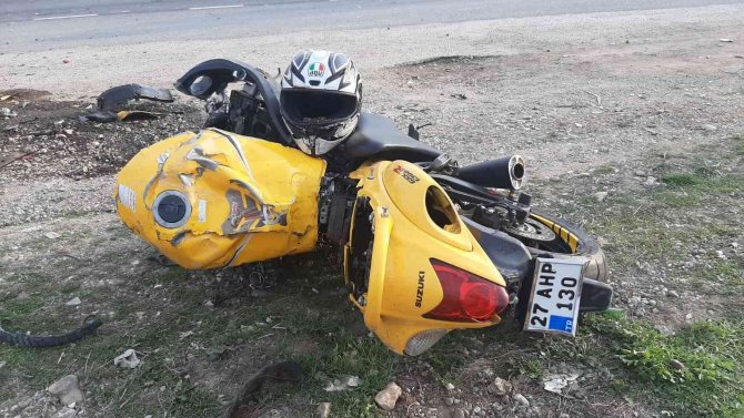 Feci kazada motosiklet traktöre çarptı