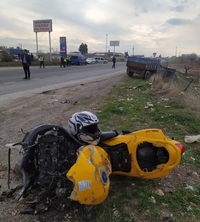 Feci kazada motosiklet traktöre çarptı