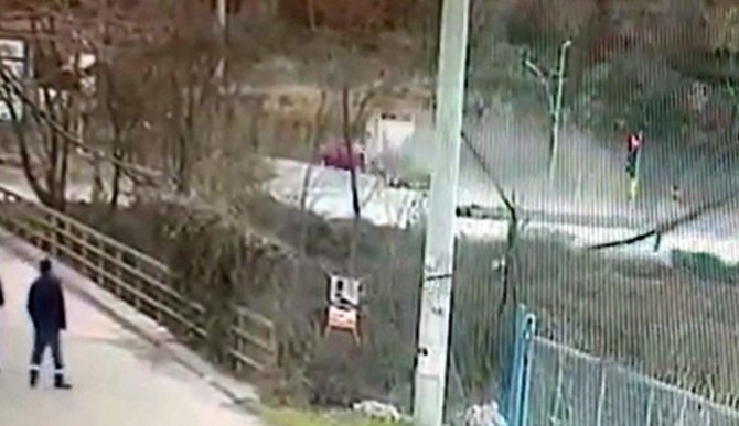 Kamyonet karşı şeritte ışıkta bekleyen otomobile çarptı