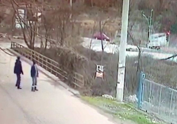 Kamyonet karşı şeritte ışıkta bekleyen otomobile çarptı