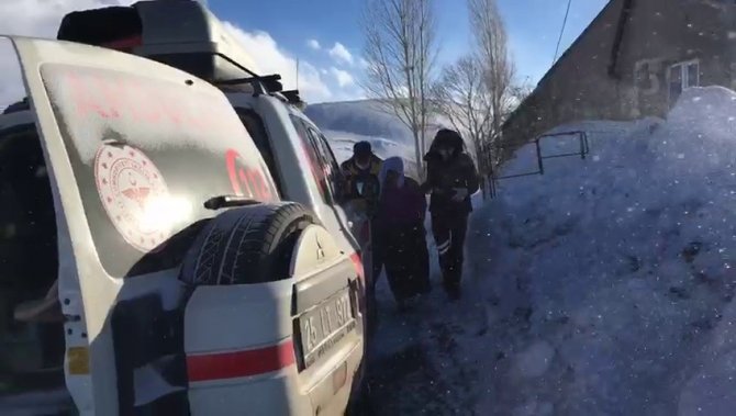 Karla mücadele ekipleri acil hasta için seferber oldu