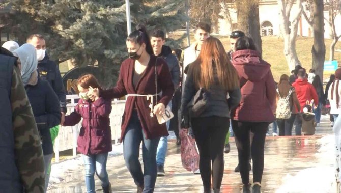 Konyalılar çarşı pazarda güneşin tadını çıkardı