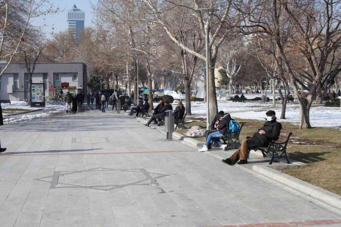 Konyalılar çarşı pazarda güneşin tadını çıkardı