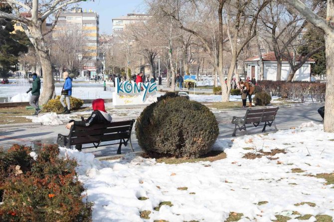 Konyalılar çarşı pazarda güneşin tadını çıkardı