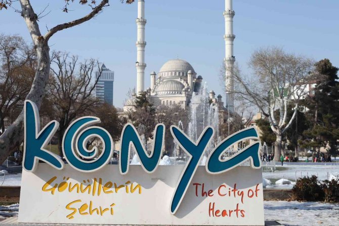 Konyalılar çarşı pazarda güneşin tadını çıkardı