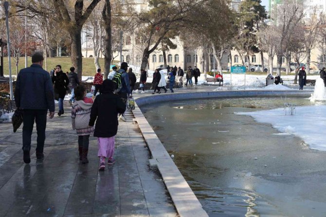 Konyalılar çarşı pazarda güneşin tadını çıkardı