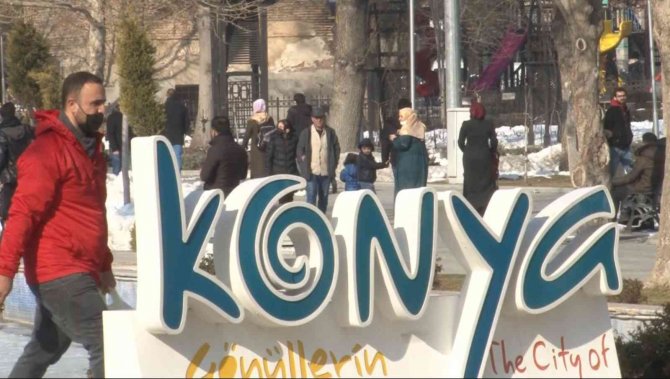 Konyalılar çarşı pazarda güneşin tadını çıkardı