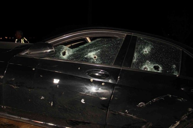 Otomobil uzun namlulu silahla tarandı: 2 ölü
