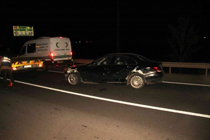Otomobil uzun namlulu silahla tarandı: 2 ölü