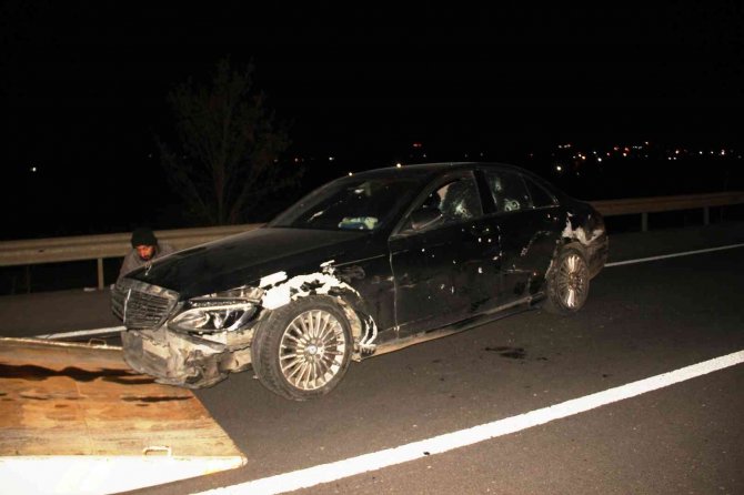 Otomobil uzun namlulu silahla tarandı: 2 ölü