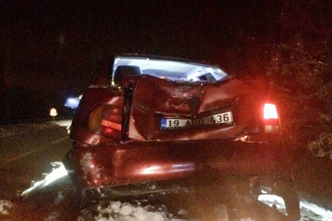 Takla atan otomobil ağaca çarparak durabildi: 2 yaralı