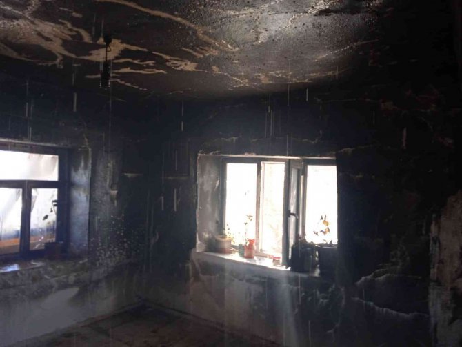 Yaşlı çiftin evi kış gününde küle döndü