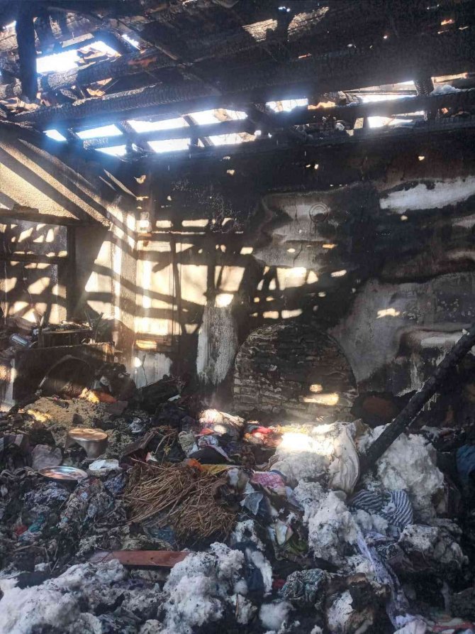 Yaşlı çiftin evi kış gününde küle döndü