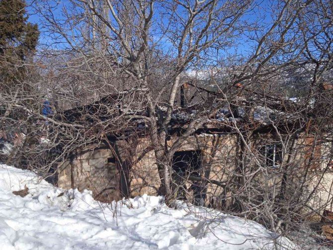 Yaşlı çiftin evi kış gününde küle döndü