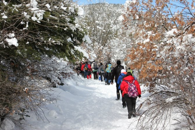 Huğlu Yaylacık Dikenlitepe Kar Yürüyüşü ve Şenliği'ne yoğun katılım