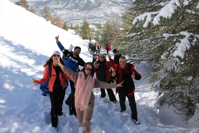 Huğlu Yaylacık Dikenlitepe Kar Yürüyüşü ve Şenliği'ne yoğun katılım
