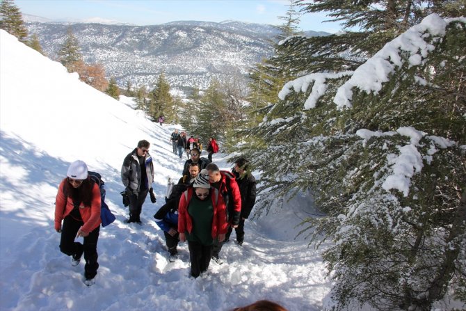 Huğlu Yaylacık Dikenlitepe Kar Yürüyüşü ve Şenliği'ne yoğun katılım