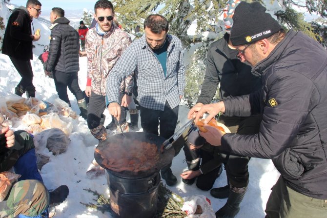 Huğlu Yaylacık Dikenlitepe Kar Yürüyüşü ve Şenliği'ne yoğun katılım