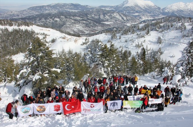 Huğlu Yaylacık Dikenlitepe Kar Yürüyüşü ve Şenliği'ne yoğun katılım
