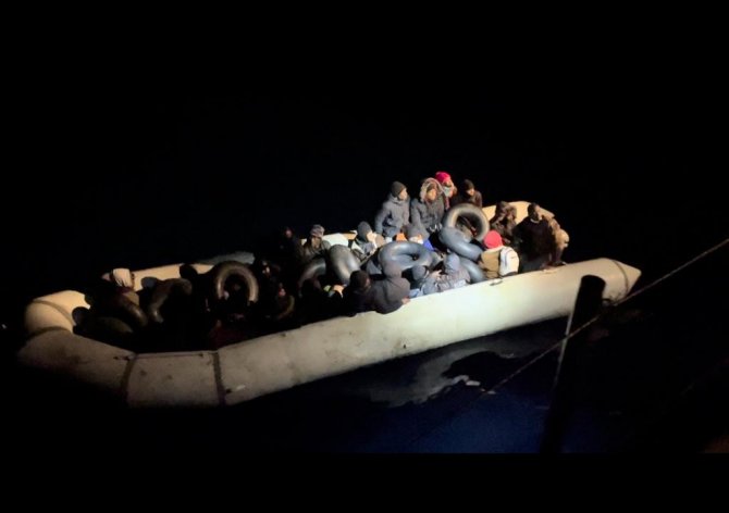 İzmir açıklarında 80 göçmen yakalandı, 45 göçmen de kurtarıldı