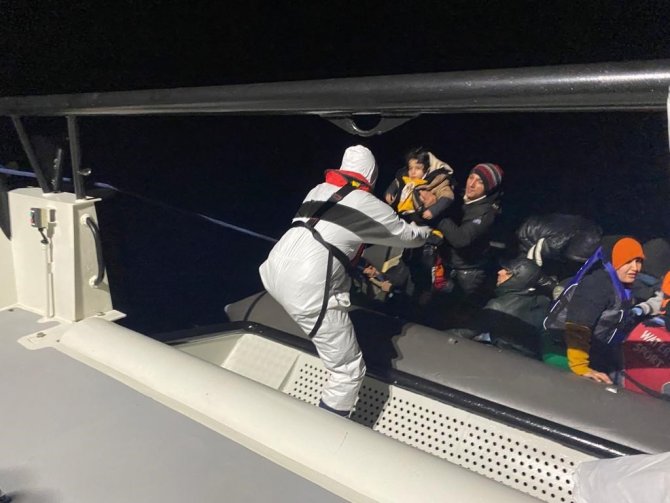 İzmir açıklarında 80 göçmen yakalandı, 45 göçmen de kurtarıldı