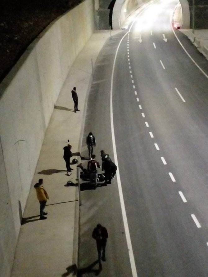 Kaldırıma çarptı, 30 metre sürüklendi