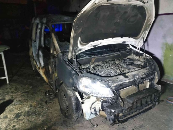 Konya'da tinerle soba yakmak isteyen kişi hem kendisini hem de arabayı yaktı!