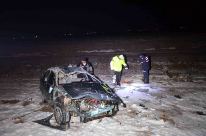 Köpeğe çarpan otomobil takla attı: 1 ölü, 4 yaralı