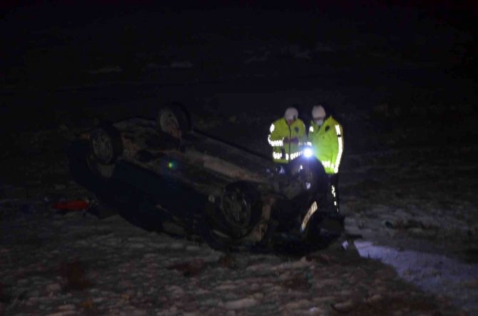 Köpeğe çarpan otomobil takla attı: 1 ölü, 4 yaralı