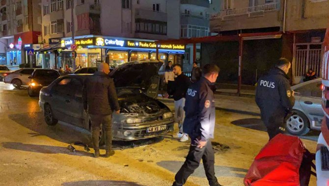 Seyir halindeki otomobilde yangın çıktı