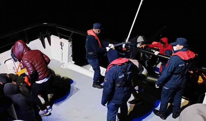 Yunanlıların geri ittiği 62 düzensiz göçmen kurtarıldı