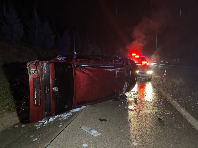 Bursa’da takla atan araçtan fırlayan 4 kişi yaralandı