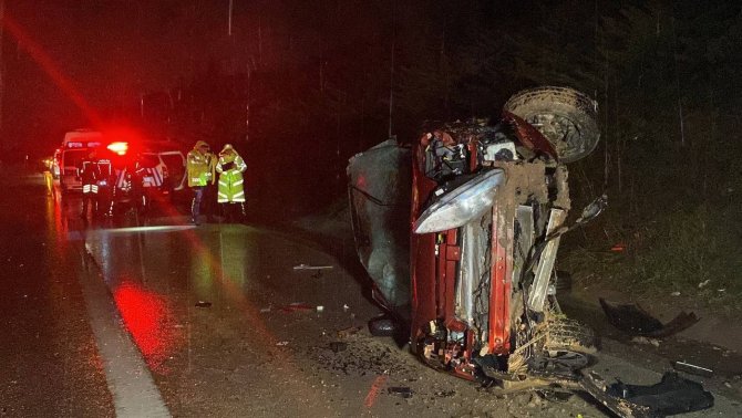 Bursa’da takla atan araçtan fırlayan 4 kişi yaralandı
