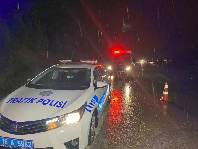 Bursa’da takla atan araçtan fırlayan 4 kişi yaralandı