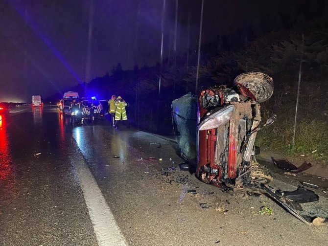 Bursa’da takla atan araçtan fırlayan 4 kişi yaralandı