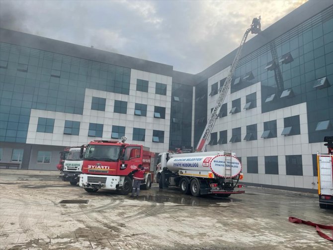 Turizm Fakültesi binasının çatısında çıkan yangın söndürüldü