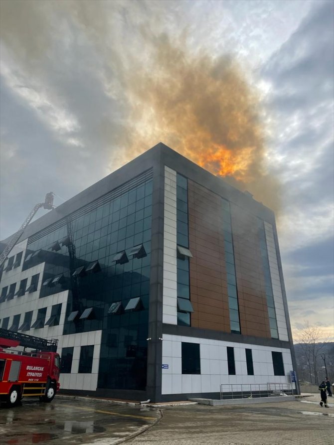 Turizm Fakültesi binasının çatısında çıkan yangın söndürüldü