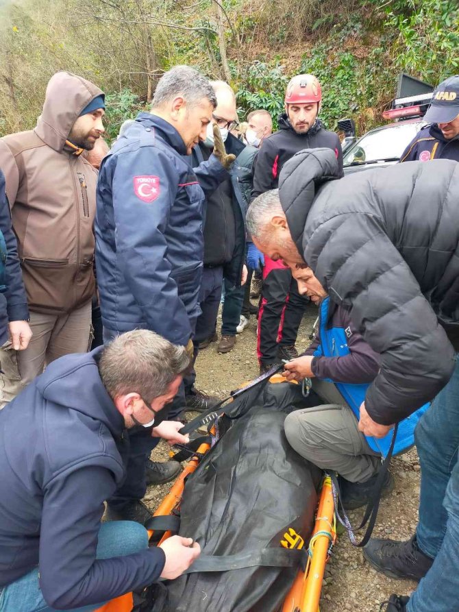 Kamyonet uçuruma yuvarlandı: 2 ölü