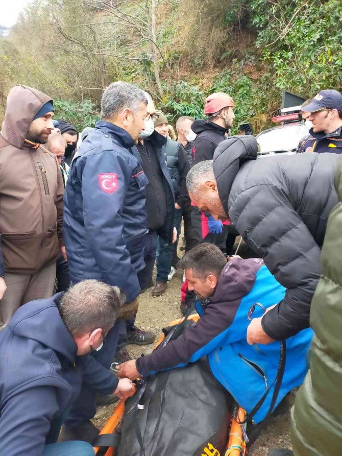 Kamyonet uçuruma yuvarlandı: 2 ölü