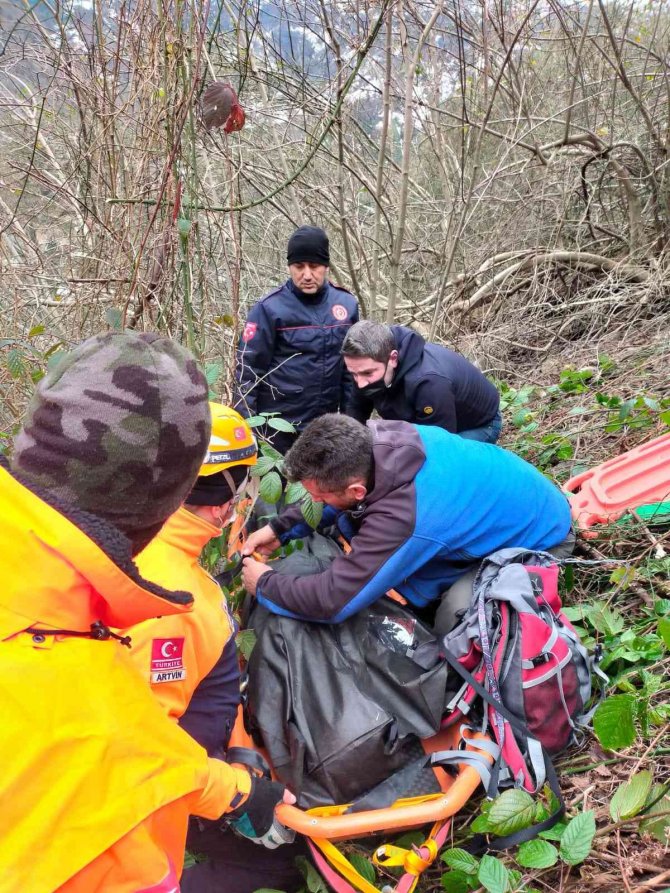 Kamyonet uçuruma yuvarlandı: 2 ölü