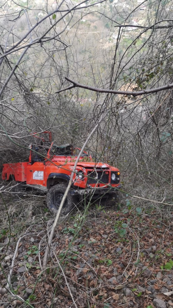 Kamyonet uçuruma yuvarlandı: 2 ölü