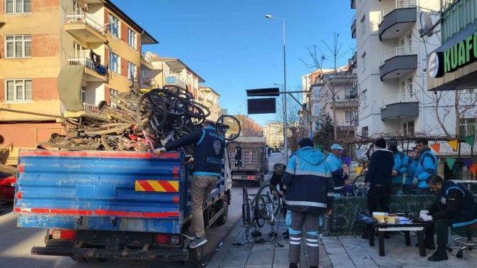 Kayseri’de hırsızlık operasyonu: 20 kamyonet çalıntı malzeme ele geçirildi