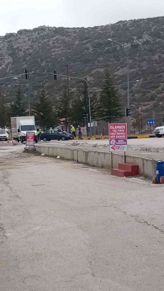 Kırmızı ışıkta duran kamyonete arkadan çarptı