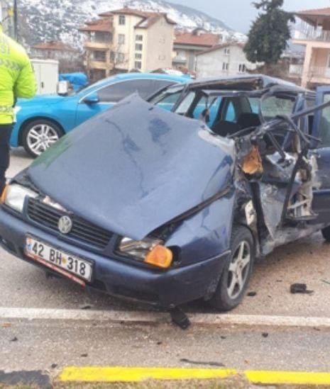 Kırmızı ışıkta duran kamyonete arkadan çarptı