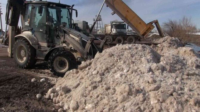 Kuraklıktan küçülen Tuz Gölü’ne kar umut oldu