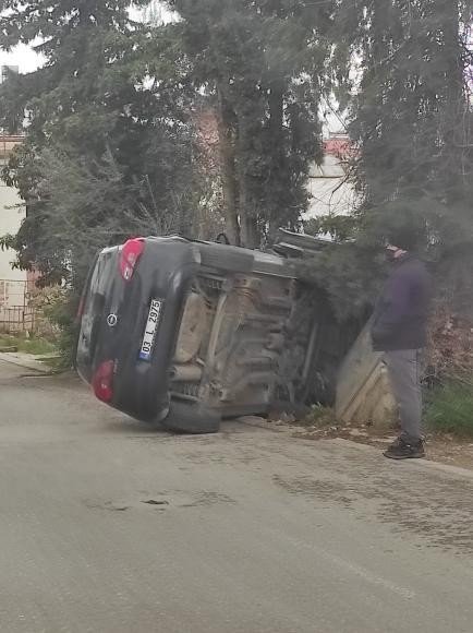 Öğrenciye çarpmamak için yol kenarındaki duvara çarptı