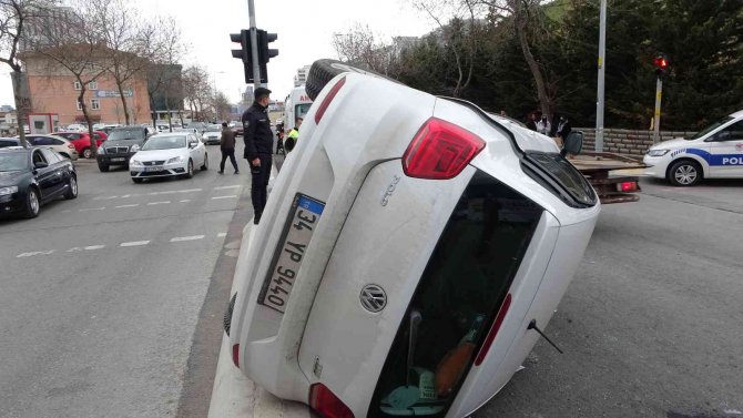 Okul servisiyle çarpışan otomobil savrulup yan yattı