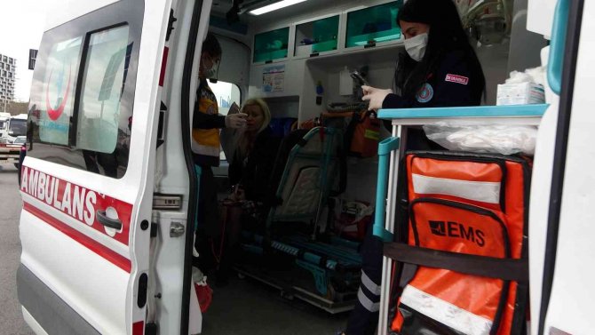 Okul servisiyle çarpışan otomobil savrulup yan yattı