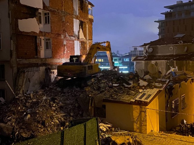 Patlama yaşanan bina iş makinalarıyla yıkıldı