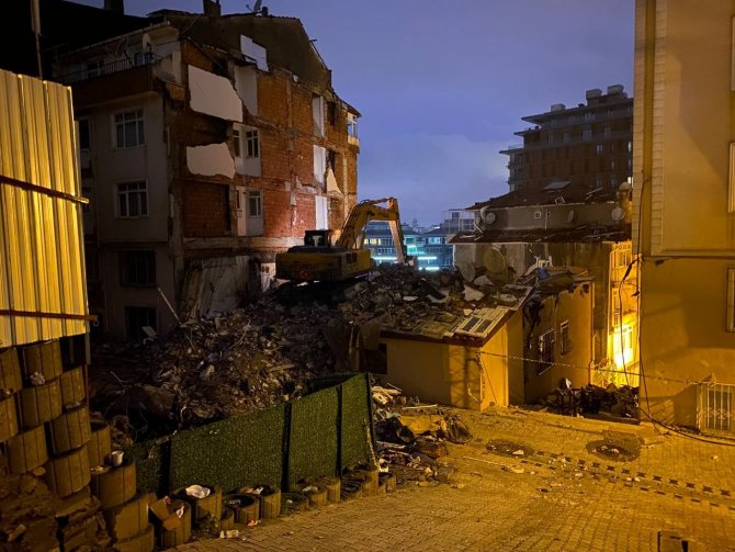 Patlama yaşanan bina iş makinalarıyla yıkıldı